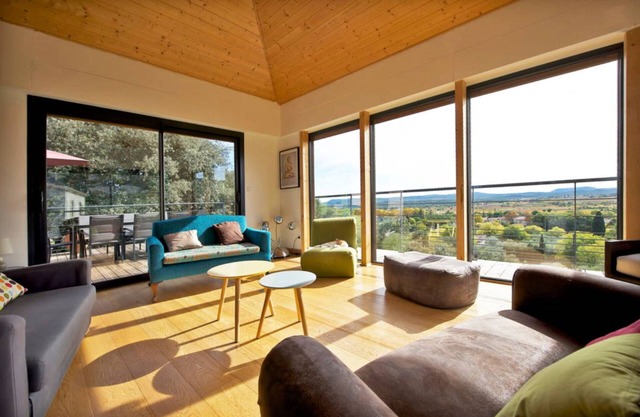 Maison d'architecte en bois écologique moderne.