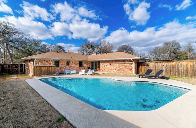 Modern Art House In Buckner Terrace w/ Pool
