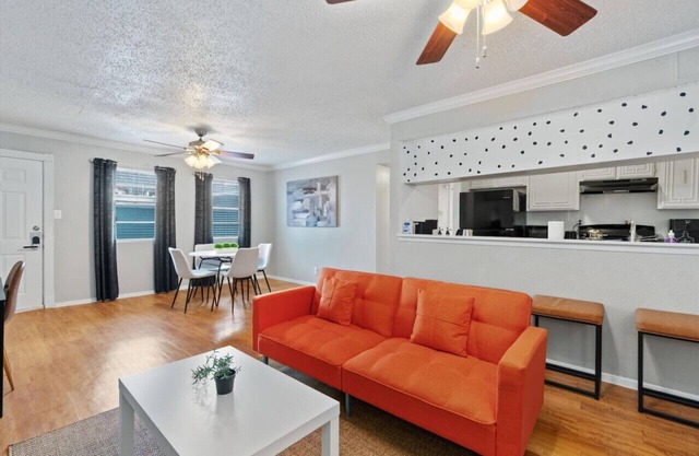 Mins to Downtown ~ Stunning Austin Haven ~ Pool