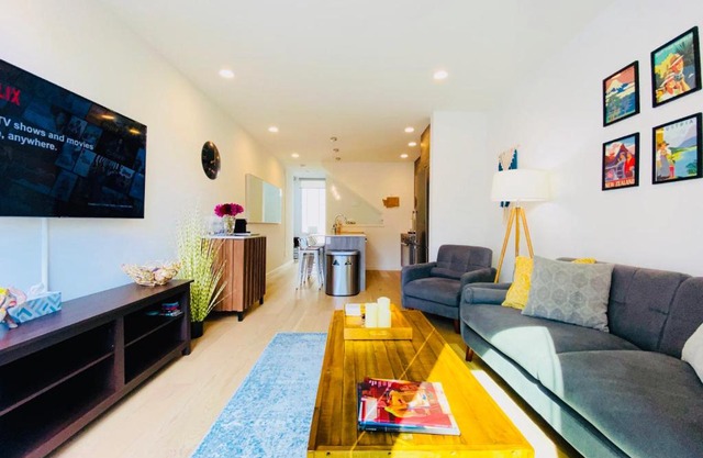 Modern Ballard Townhouse - 92 Walkscore & Rooftop!