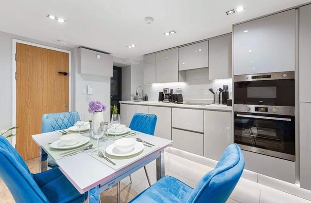Modern Battersea Apartment - Sleeps 6 & Mini Bar