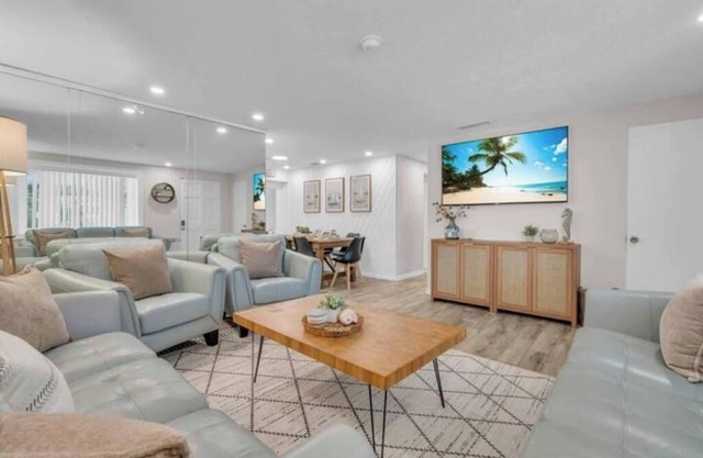 Modern beach house Tiki Bar, covered pool-sleeps 9
