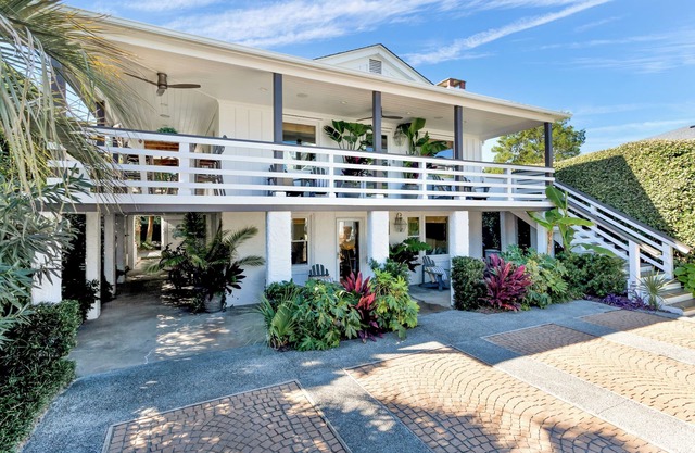 Rénové chalet de niveau inférieur en bord de plage à quelques pas de l'océan!