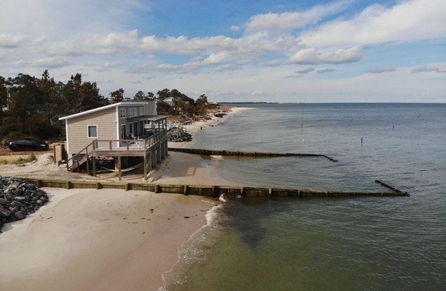 Cottage familial en bord de mer avec vue sur la baie sans fin, construit en 2016