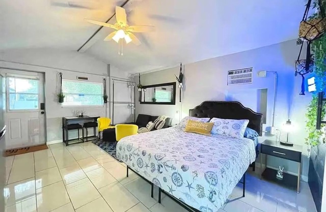 Modern Beachside Guesthouse in Trendy Downtown