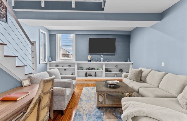 Modern Blues - Downtown Location with Parking