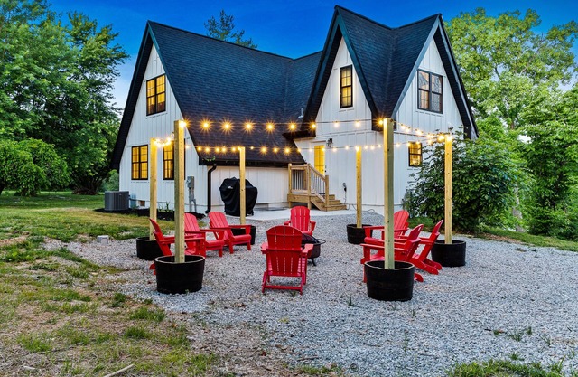 MODERN BOURBON A FRAME, HOT TUB, FIREPIT, GAMES, CLOSE TO LOUISVILLE, SLEEPS 14