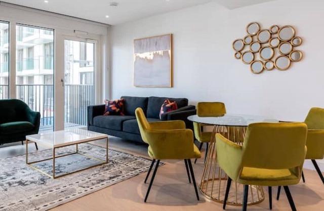 Modern bright 1 bedroom flat with balcony, courtyard, spa, gym & 24-hr concierge