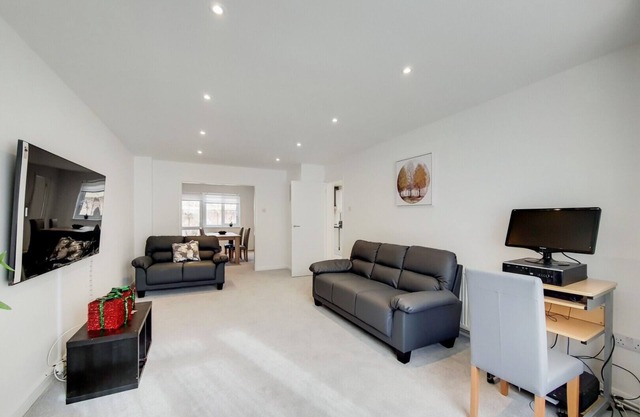 Modern, bright home in Kenley