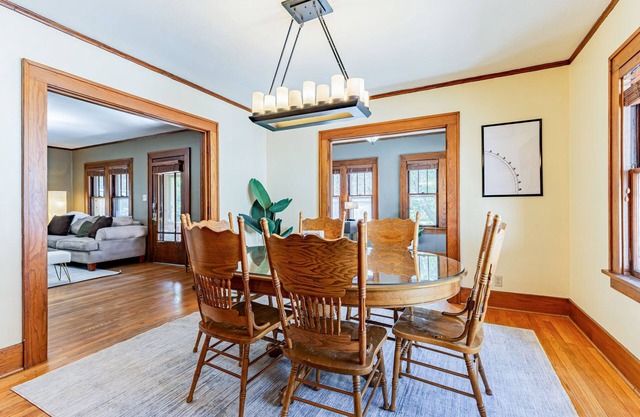 Modern Bungalow: spacious 3BR home near downtown Champaign & campus