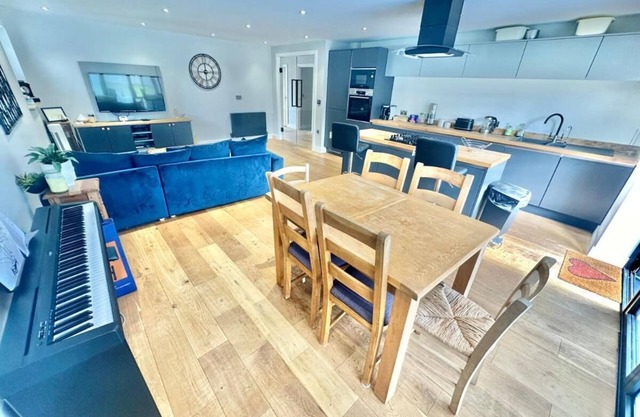 Modern Bungalow with Garden, Hot Tub + Sky Sports! Close to Beach