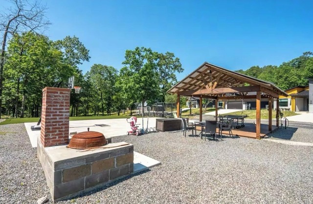 Modern Cabin near Bull Bayou Trailhead!