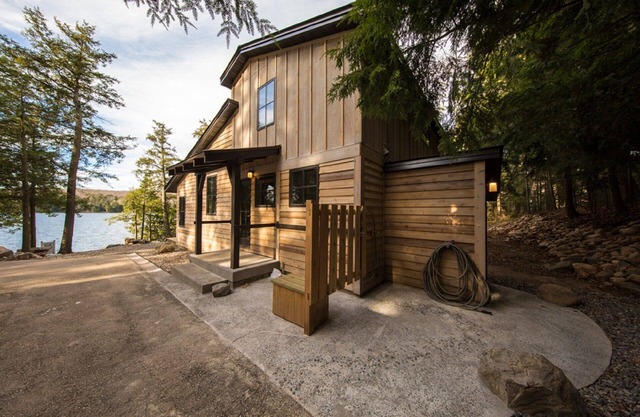 Nouvelle cabine moderne du milieu du siècle sur le magnifique lac cristallin de Lucerne, Crandon Wi