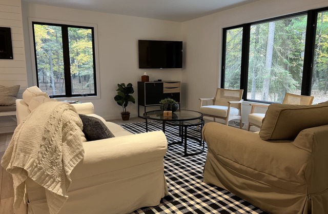 Modern Cabin, private wooded lot with lake access