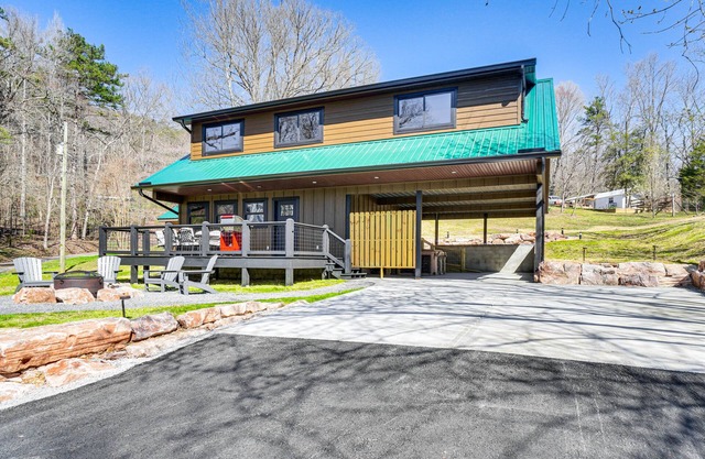 Modern Cabin w/ Hot Tub: Near Tail of the Dragon!
