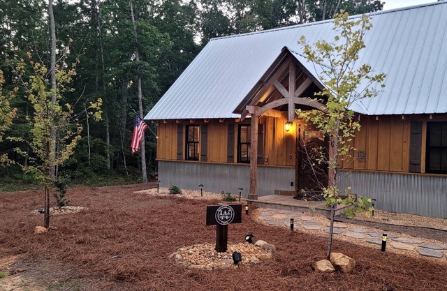 Modern Cabin w/Hot Tub, Fire Pit, Private; 2 miles to Cloudland Canyon, Hiking, McLemore Golf