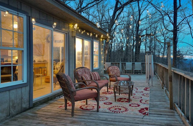 Modern cabin with mountain views, washer/dryer, fireplace, central AC - dogs OK