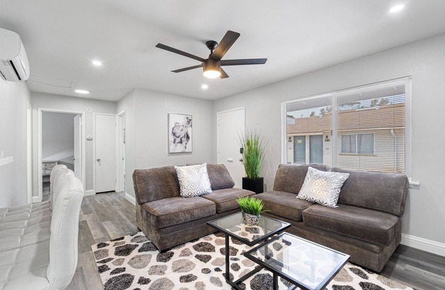 Modern/Cal-King Beds/Backyard/5 mins from Beach