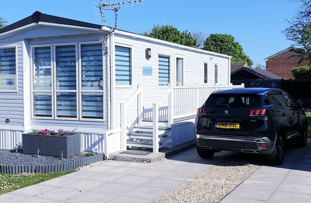 Modern Caravan near the beach and town, free wifi, 50inch smart TV