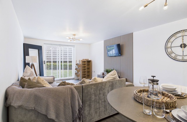 Modern ChaffordHundred Apartment Long Stay sleeps2