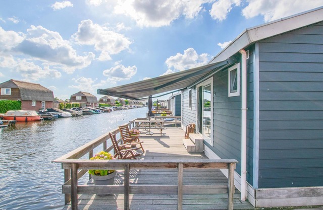 Chalet moderne avec embarcadère privé sur l'eau