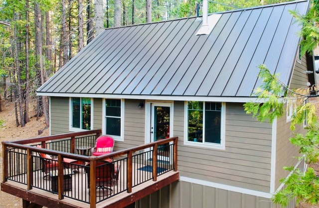 Modern-Chic Cabin in Mineral. 10 minutes to Lassen. EV Charging!