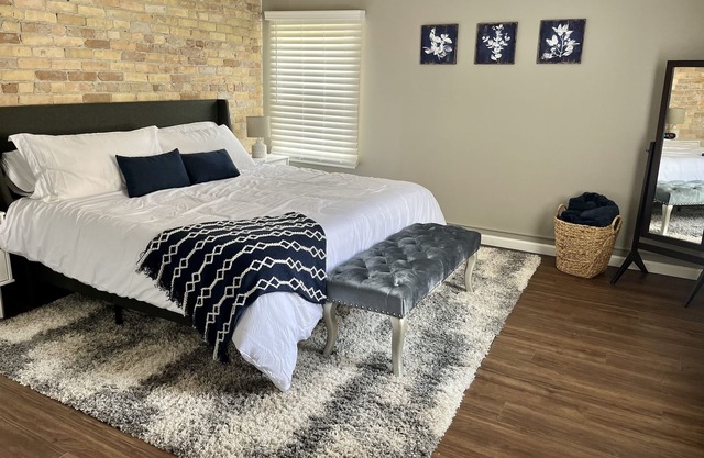 Modern clean 1 BR apartment near River in Historic District restaurants/bars
