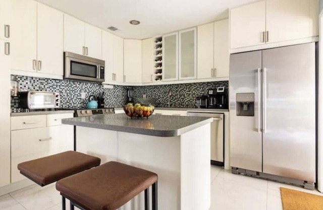 Modern, clean, spacious private bedroom in centrally located quiet neighborhood