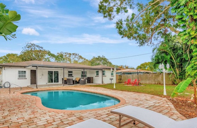 Modern Clearwater 3 bedroom pool & BBQ