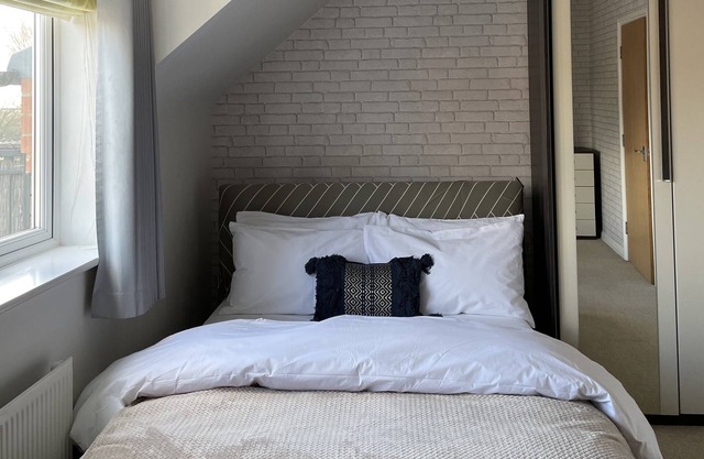 Modern Coach house, walking distance from city centre (2 Bed, en-suite, parking)