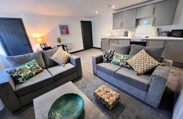 Modern Coastal Apartment Near Excellent Beaches & Vibrant Nightlife