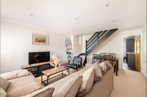 Modern Coastal Cottage with Hottub and Free parking