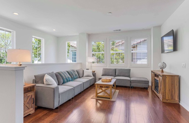 Modern Coastal Escape in Riverpark (30+ Day Stays)