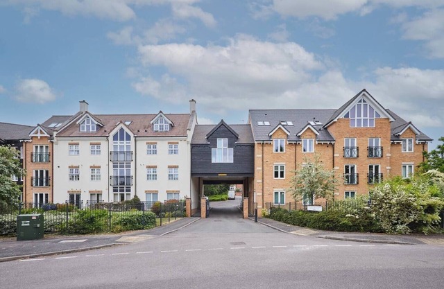Modern Comfort: 2BR Flat w/ Free Parking in Oadby