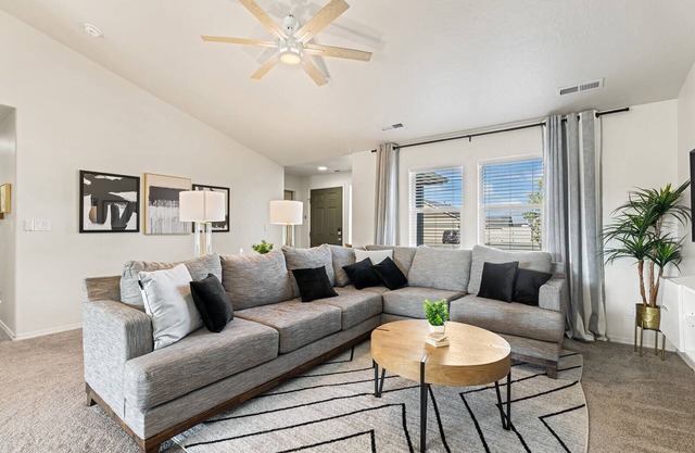 3B, Firepit, Covered Patio, Near C of I & Freeway