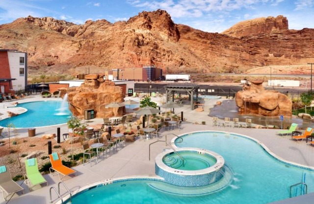 Modern Comfort in Moab, Steps from Trails and Short Drive to Arches & Canyonland