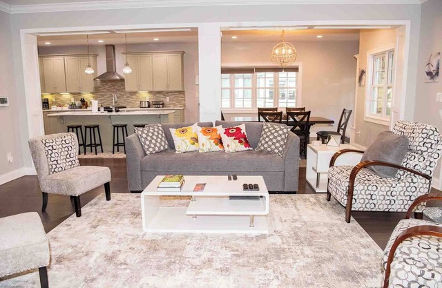 Modern comfort within walking distance from UKY, Kroger Field, & Chevy Chase.