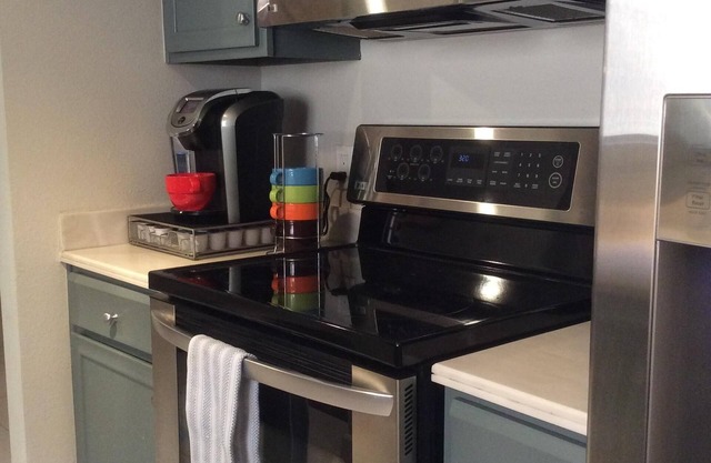 Moderne Comfy 2 BR 2 BA condo rez de chaussée Steps to Downtown Ps
