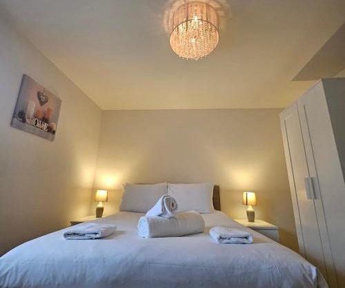 Modern Comfy 3 Bed Home - Free 2 space driveway and free road parking