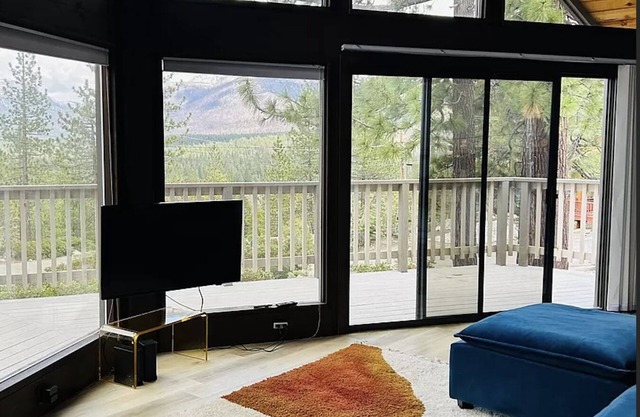 Modern Comfy Cabin in South Lake Tahoe w/ a Hot Tub!