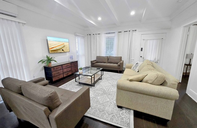 Spacious 3-bedroom house near downtown Long Beach with WiFi & AC