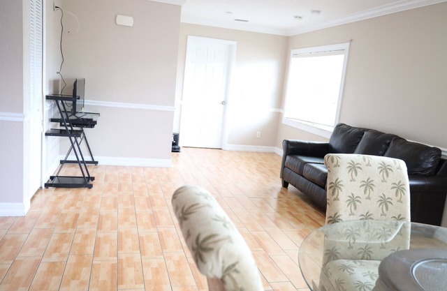 Modern & Comfy Oasis ~ Mins to Downtown ~ Parking!