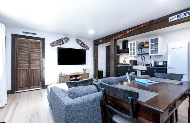 Modern Condo - 8 Min to Stowe, King Bed, Hot Tub, Near Skiing & Breweries