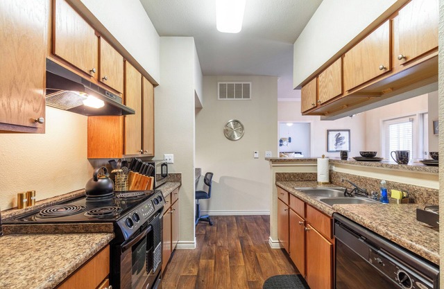 Modern Condo Mins to AT&T Stadium/DFW AP-King Bed
