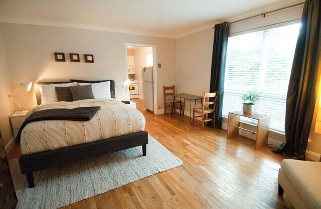 Condo moderne w / Yoga gratuit, proche du centre ville! Bon lit, entrée sans clé