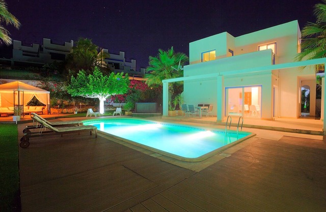 Villa contemporaine moderne de 3 chambres à seulement 50 mètres de la plage.