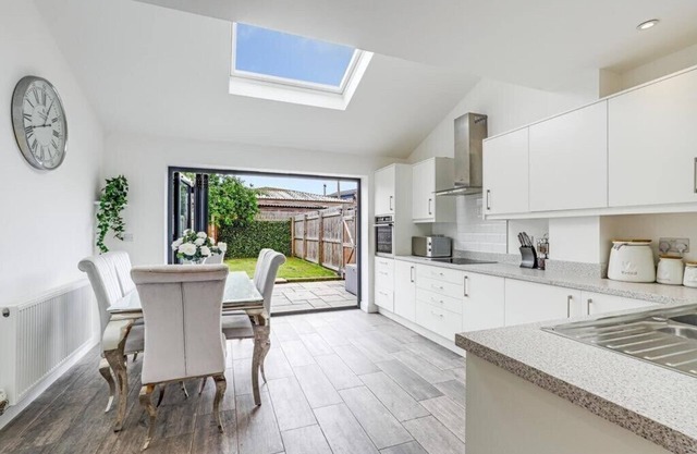 Modern contemporary Home with Free parking
