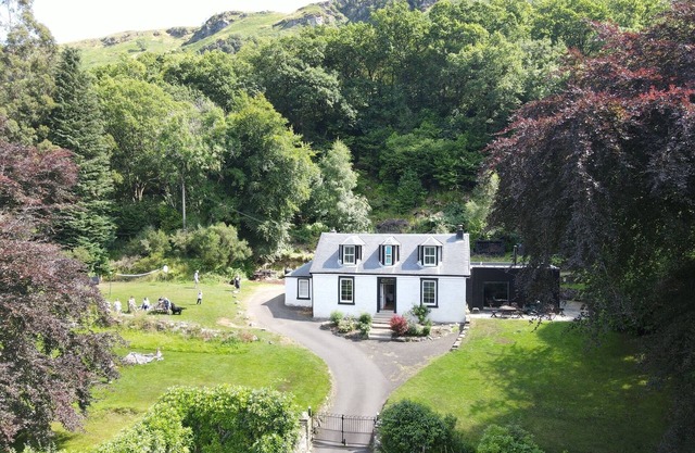 Extended Cottage avec cinéma, poêle à bois et une vue imprenable sur le loch et la montagne