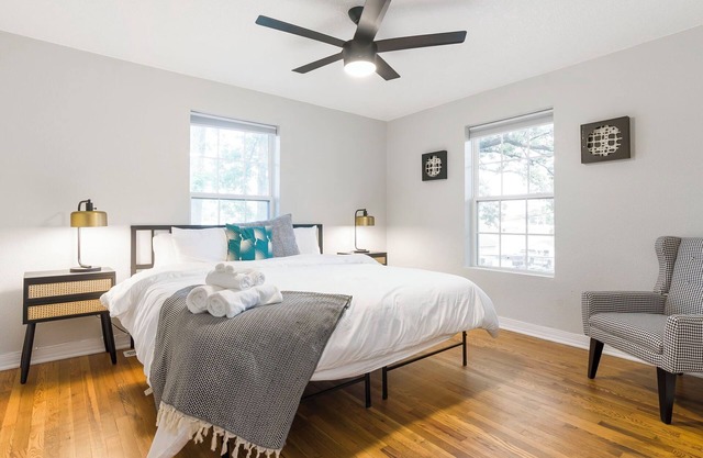 Modern Cottage by Hospital, King Bed / Glass Shower