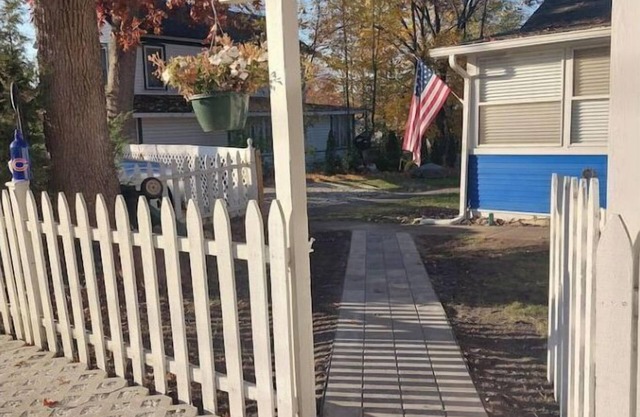 Modern Cottage - Fast WIFI boats, golf, ski, FENCED yard - lg/small DOG friendly